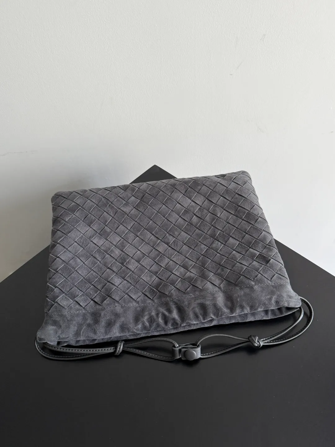 Batch 1560 Armpit bags have become a fashionable item that every girl has in their hands in recent years🛍️. The elegant and simple style has won the love of many people of different ages. However, there is an unavoidable trouble with armpit bags, that is, the capacity is too small, and BOTTEGA VENETA’s new Dustbag Considering people's travel needs, the capacity of the garbage bag has been greatly upgraded. Folding umbrellas, water bottles, and girls' makeup powder and lipstick can all be accommodated😎😎. Not only that, considering the increasing number of travel supplies, the inside of the bag is made of technical nylon material, which is very light It is resistant to dirt and can reduce the burden to a certain extent even if you have a lot of things when traveling. The shoulder straps are designed with knots and can be changed at will. They can be used in the hand or as the liner of a large bag. After the drawstring is drawn, it looks like a cloud bag. It is very suitable for concave styling when traveling in autumn and winter🙋🏻‍♀️ Style number: 796728 Size: 32*23*1cm